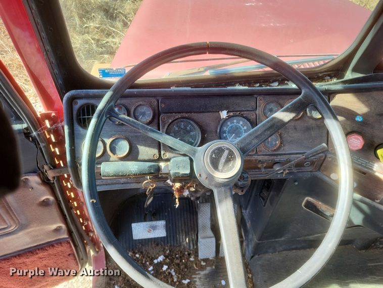 image for item MI9869 1987 Freightliner Conventional  truck cab and chassis