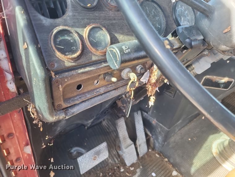 image for item MI9869 1987 Freightliner Conventional  truck cab and chassis