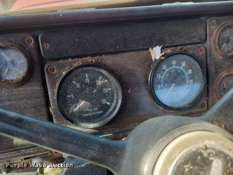 image for item MI9869 1987 Freightliner Conventional  truck cab and chassis