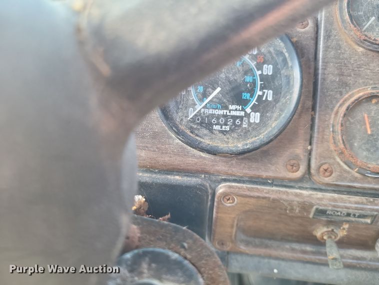 image for item MI9869 1987 Freightliner Conventional  truck cab and chassis