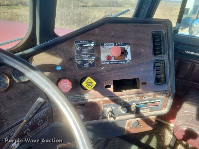 image for item MI9869 1987 Freightliner Conventional  truck cab and chassis