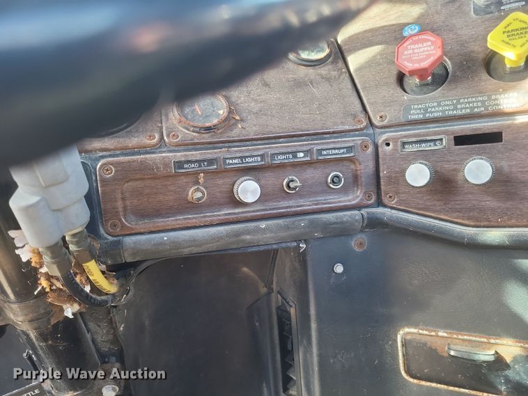 image for item MI9869 1987 Freightliner Conventional  truck cab and chassis