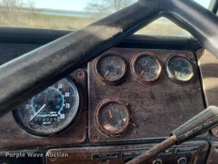 image for item MI9869 1987 Freightliner Conventional  truck cab and chassis