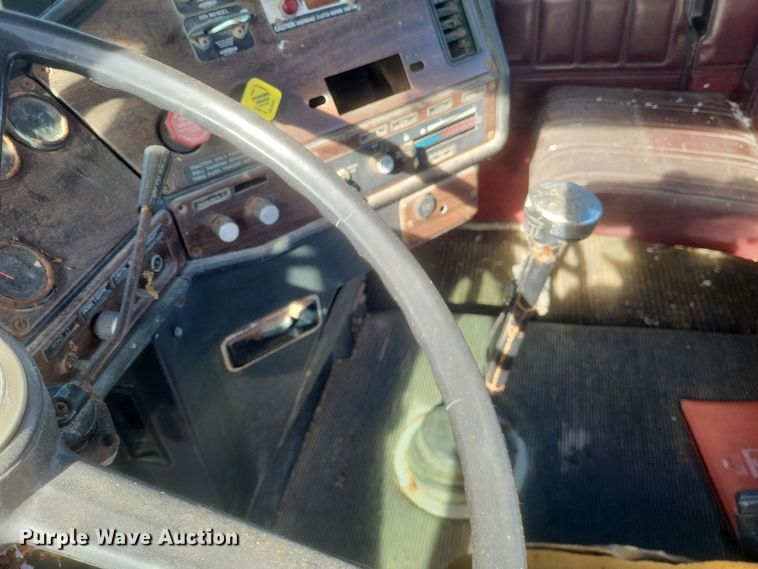 image for item MI9869 1987 Freightliner Conventional  truck cab and chassis