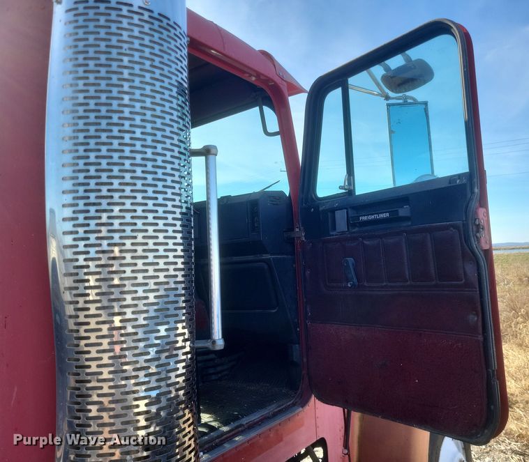 image for item MI9869 1987 Freightliner Conventional  truck cab and chassis