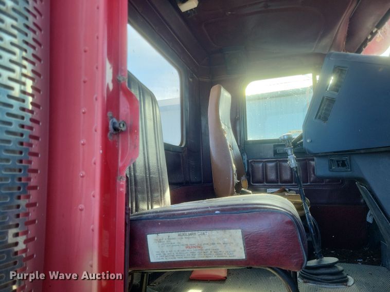 image for item MI9869 1987 Freightliner Conventional  truck cab and chassis