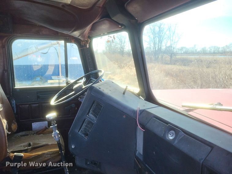 image for item MI9869 1987 Freightliner Conventional  truck cab and chassis