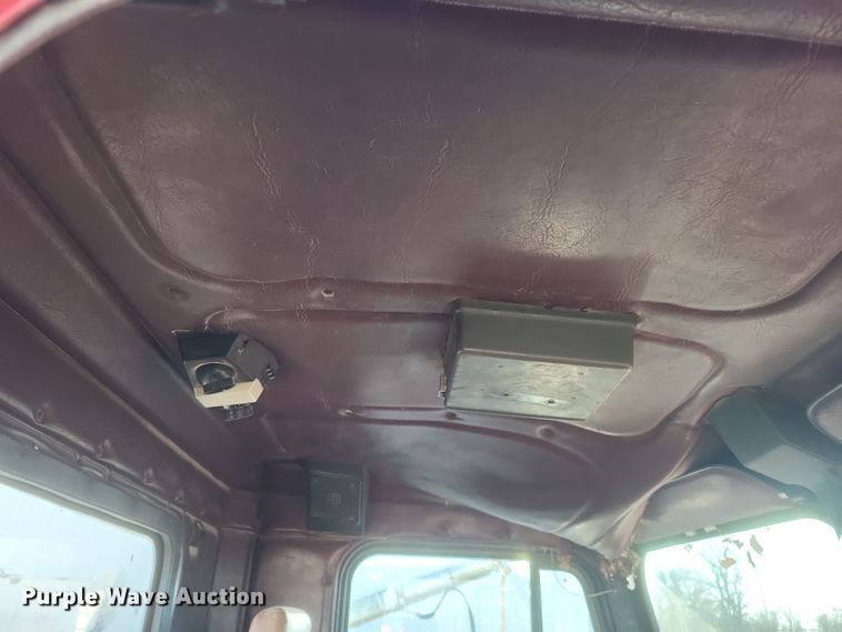 image for item MI9869 1987 Freightliner Conventional  truck cab and chassis