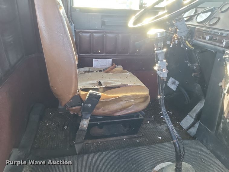 image for item MI9869 1987 Freightliner Conventional  truck cab and chassis