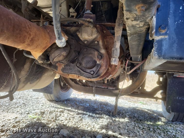 image for item MI9869 1987 Freightliner Conventional  truck cab and chassis