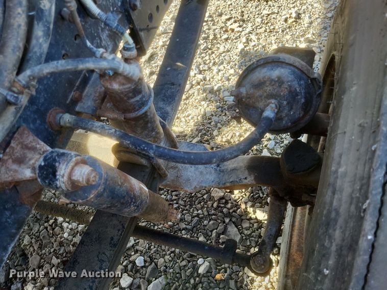 image for item MI9869 1987 Freightliner Conventional  truck cab and chassis