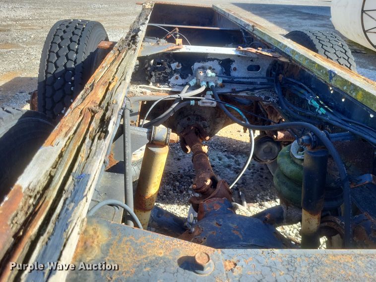 image for item MI9869 1987 Freightliner Conventional  truck cab and chassis