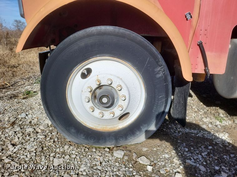 image for item MI9869 1987 Freightliner Conventional  truck cab and chassis