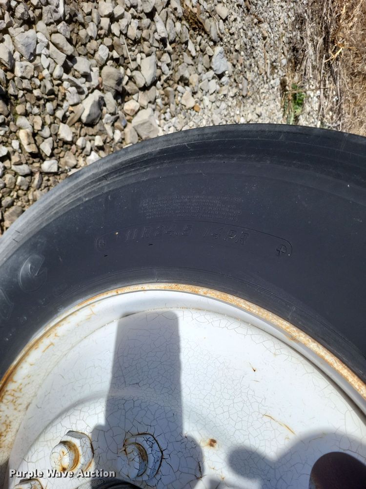 image for item MI9869 1987 Freightliner Conventional  truck cab and chassis