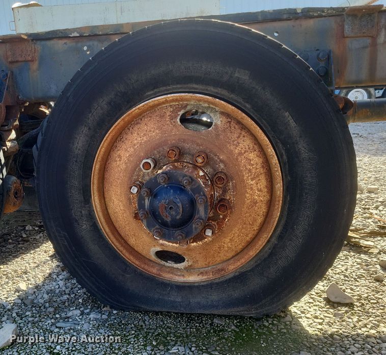 image for item MI9869 1987 Freightliner Conventional  truck cab and chassis