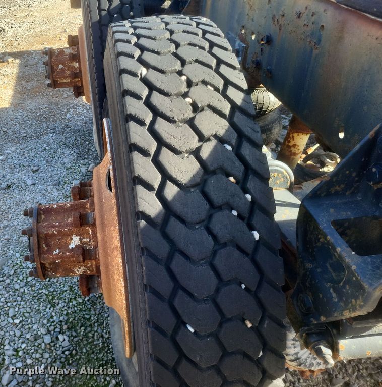 image for item MI9869 1987 Freightliner Conventional  truck cab and chassis