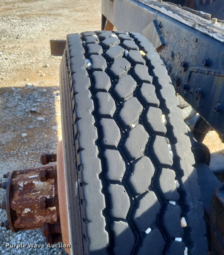 image for item MI9869 1987 Freightliner Conventional  truck cab and chassis