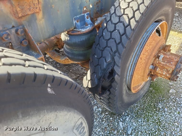 image for item MI9869 1987 Freightliner Conventional  truck cab and chassis