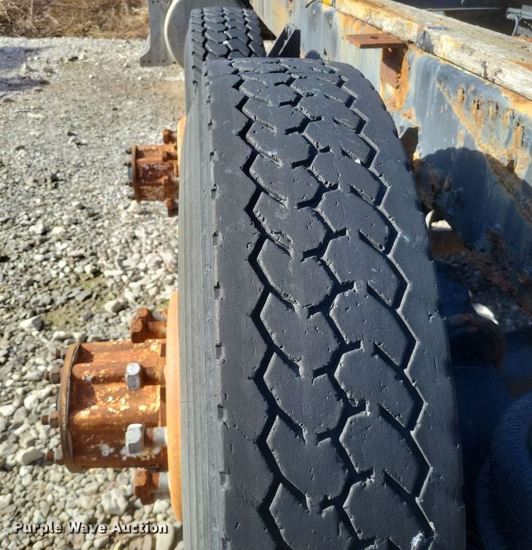 image for item MI9869 1987 Freightliner Conventional  truck cab and chassis