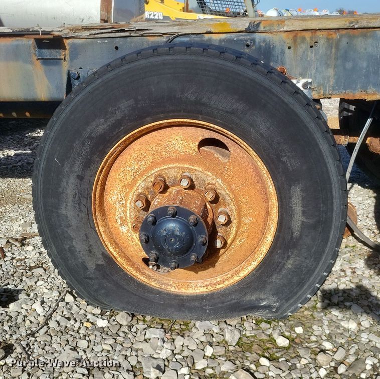 image for item MI9869 1987 Freightliner Conventional  truck cab and chassis