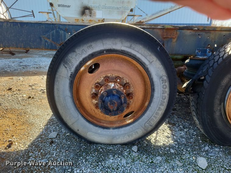 image for item MI9869 1987 Freightliner Conventional  truck cab and chassis