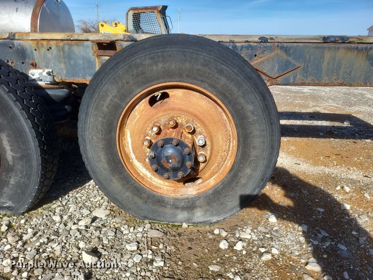 image for item MI9869 1987 Freightliner Conventional  truck cab and chassis