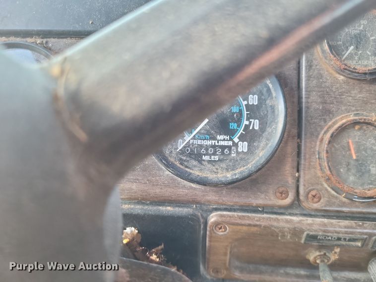 image for item MI9869 1987 Freightliner Conventional  truck cab and chassis