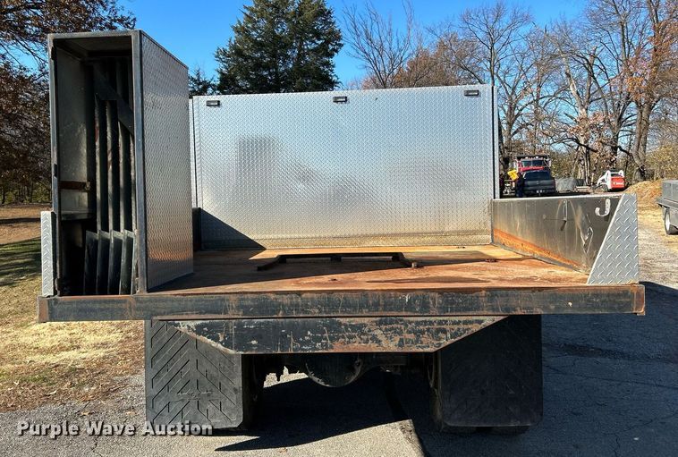 image for item NE9639 2008 Ford F650 Super Duty XLT  flatbed truck