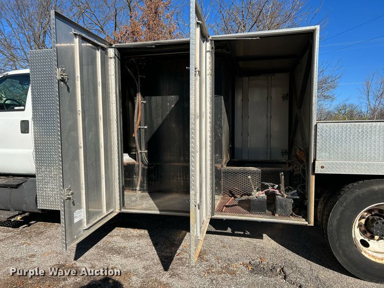 image for item NE9639 2008 Ford F650 Super Duty XLT  flatbed truck