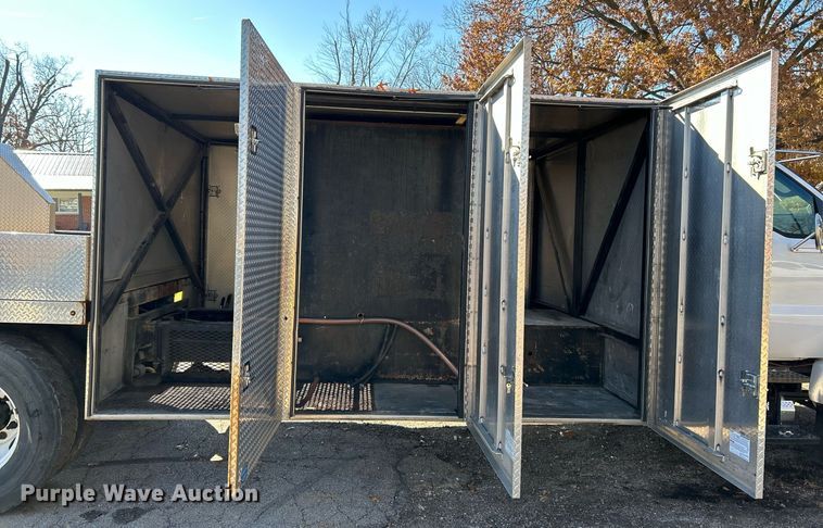 image for item NE9639 2008 Ford F650 Super Duty XLT  flatbed truck