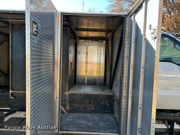 image for item NE9639 2008 Ford F650 Super Duty XLT  flatbed truck