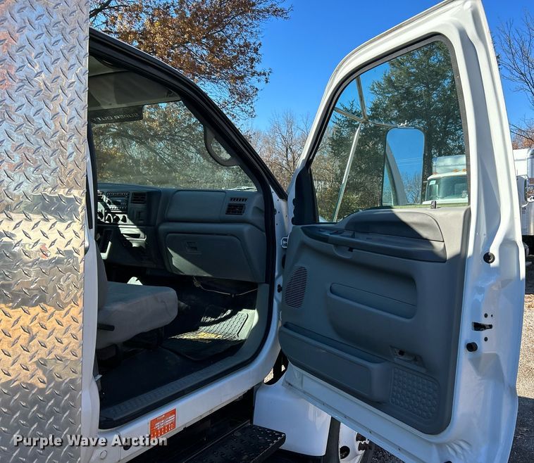 image for item NE9639 2008 Ford F650 Super Duty XLT  flatbed truck