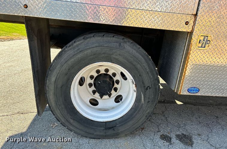 image for item NE9639 2008 Ford F650 Super Duty XLT  flatbed truck