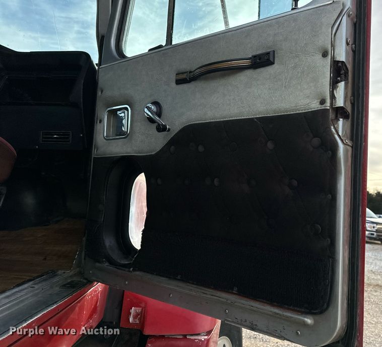 image for item NM9199 1991 Western Star 5900  semi truck