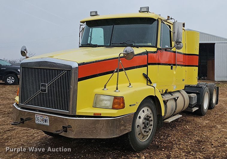 image for item NP9248 1997 Volvo Integral Sleeper  semi truck