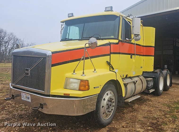 image for item NP9248 1997 Volvo Integral Sleeper  semi truck
