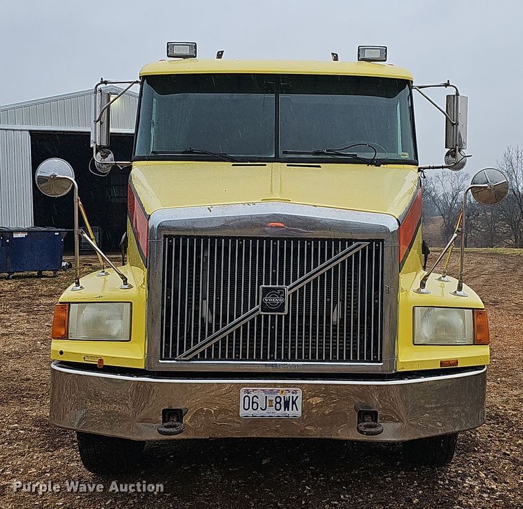 image for item NP9248 1997 Volvo Integral Sleeper  semi truck