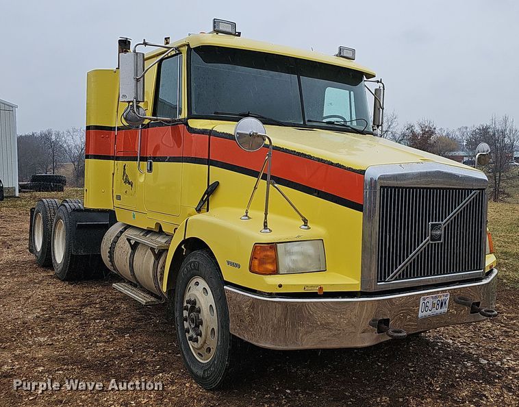 image for item NP9248 1997 Volvo Integral Sleeper  semi truck