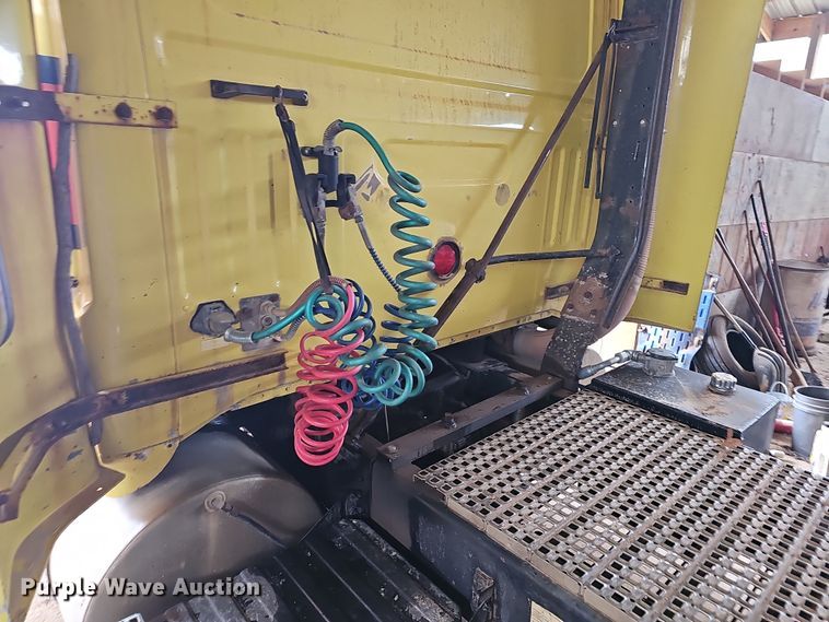 image for item NP9248 1997 Volvo Integral Sleeper  semi truck