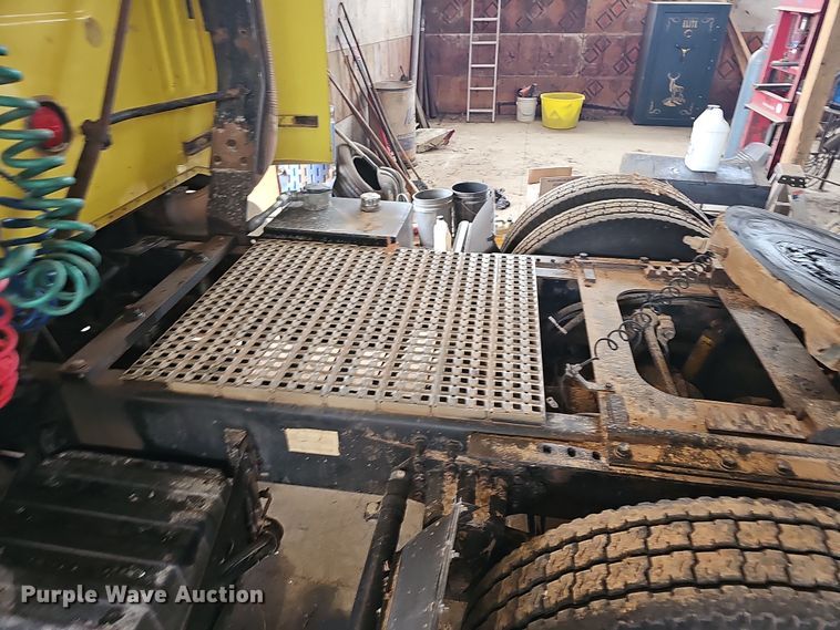 image for item NP9248 1997 Volvo Integral Sleeper  semi truck