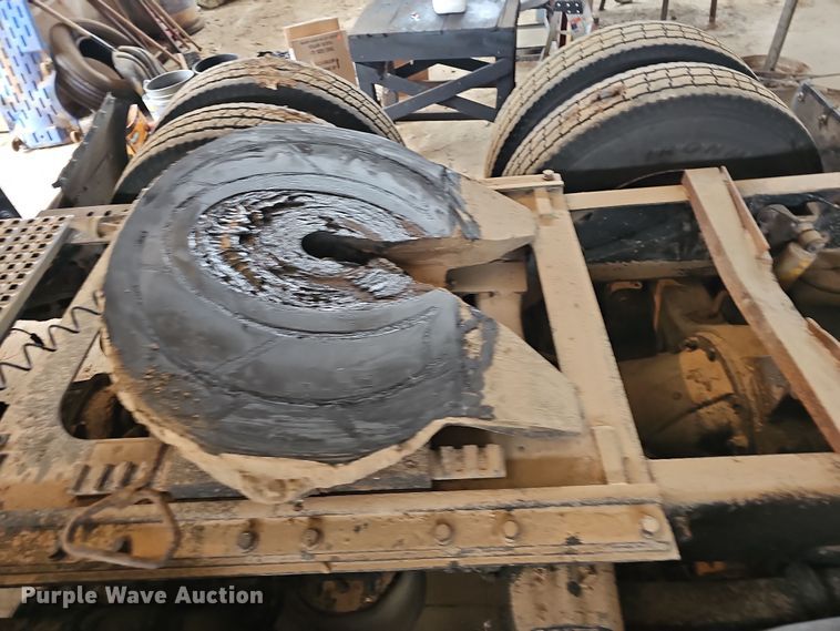 image for item NP9248 1997 Volvo Integral Sleeper  semi truck