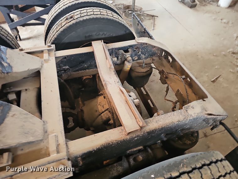 image for item NP9248 1997 Volvo Integral Sleeper  semi truck