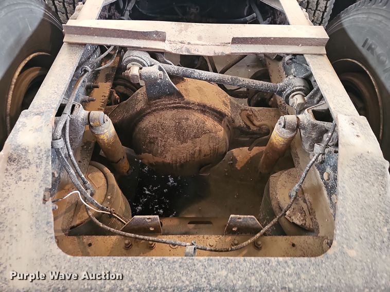 image for item NP9248 1997 Volvo Integral Sleeper  semi truck