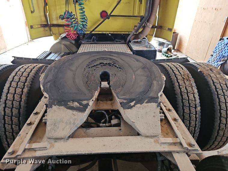 image for item NP9248 1997 Volvo Integral Sleeper  semi truck