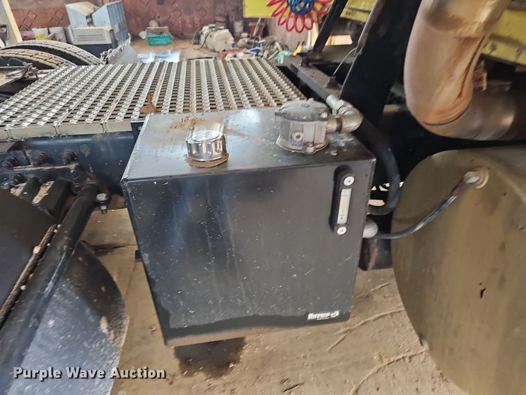 image for item NP9248 1997 Volvo Integral Sleeper  semi truck