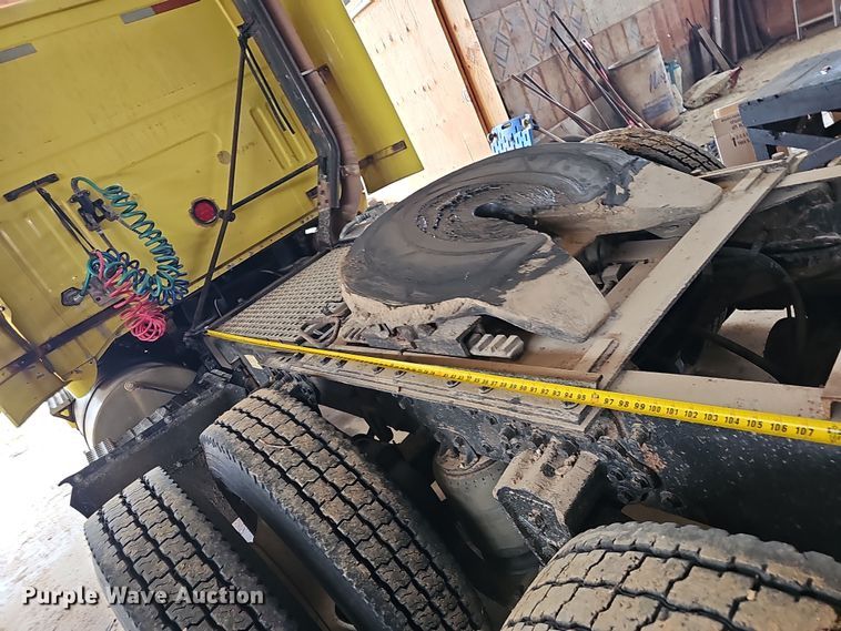 image for item NP9248 1997 Volvo Integral Sleeper  semi truck