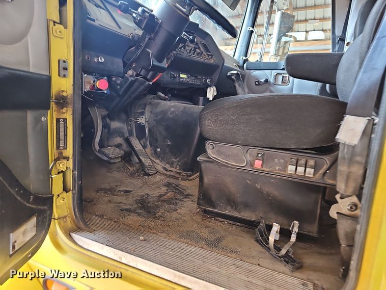 image for item NP9248 1997 Volvo Integral Sleeper  semi truck