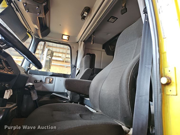 image for item NP9248 1997 Volvo Integral Sleeper  semi truck