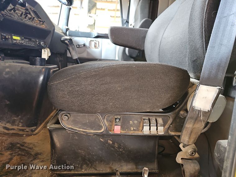 image for item NP9248 1997 Volvo Integral Sleeper  semi truck