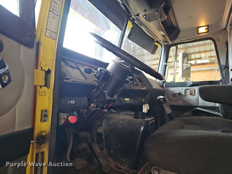 image for item NP9248 1997 Volvo Integral Sleeper  semi truck